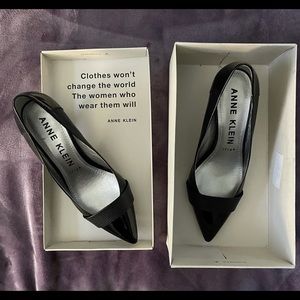 Kitten Heel Anne Klein black leather & patent leather ladies shoe, size 8.5 NIB